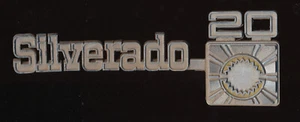 B33 - EMBLEMA DE COLECCIÓN CHEVY SILVERADO 20, Usado - Imagen 1 de 1