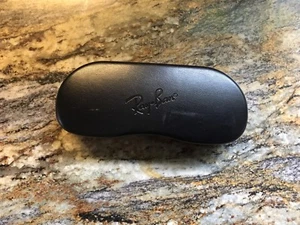Estuche Ray-Ban para gafas carcasa de almeja dura negro exterior forro gris - Imagen 1 de 3