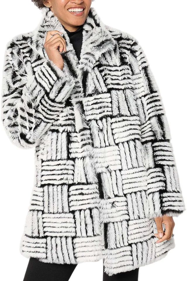 Abrigo para mujer Dennis Basso geométrico jacquard de piel sintética con broche marfil Foto 1 de 1