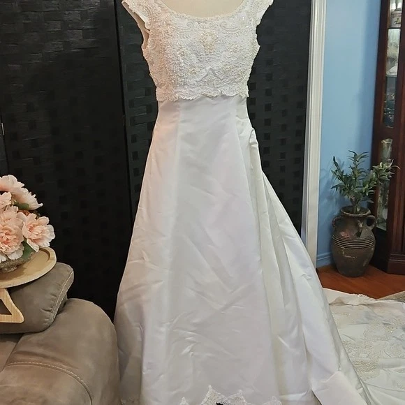 Vestido de novia Alfred Angelo blanco satinado con cuentas talla mediana Foto 1 de 4