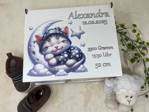Personalisierte Erinnerungsbox Holz Geschenk zur Geburt Taufe Baby Katze Motiv - Bild 1 von 8