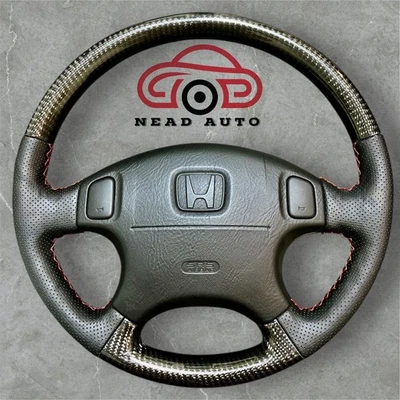 Volante Honda Civic EK 1996-2000 personalizado de fibra de carbono con costuras rojas. Foto 1 de 4