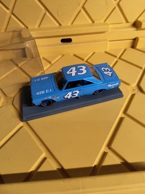 Franklin Mint "Richard Petty's 1967 Plymouth Belvedere" escala 1:24 - con estuche como nuevo Foto 1 de 4