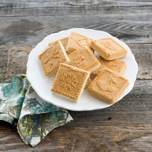 Nordic Ware English Shortbread Pan - Picture 1 of 5