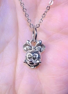 ¡Colgante de plata con dije de Minnie Mouse en una cadena de collar de plata!! Foto 1 de 4