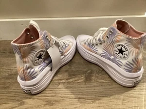 NEW Womens CONVERSE Size 9 - Picture 1 of 7