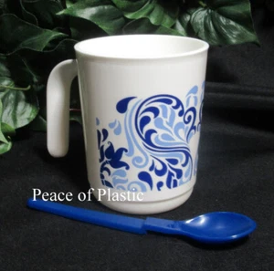 Taza de café Tupperware nueva con mango 11 oz. con cuchara patrón azul country - Imagen 1 de 4
