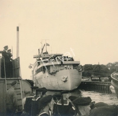 Foto Kriegsmarine Überfahrt provisorisches Wohnschiff "Der Deutsche" M1.83 - Bild 1 von 2