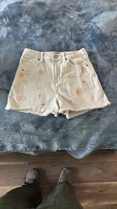 Gap Girl Shorts 14 Beige Jean Denim Floral Embroidered Relaxed Inseam 3" NWT - Picture 1 of 10