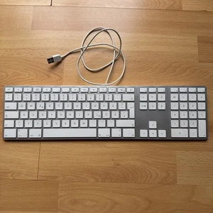Apple Magic Keyboard USB QWERTZ, Deutsch, Silber/Weiß, Kabelgebunden - Bild 1 von 1