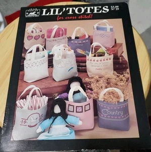 1987 JAN FARISH NEEDLEWORKS LIL' TOTES PER PUNTO CROCE FOGLIO ISTRUZIONI #29 - Foto 1 di 2