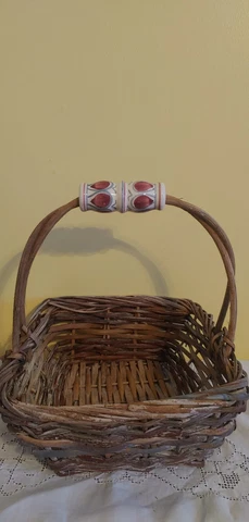 Small Rattan Woven Rustic Basket Ceramic/Porcelain handle Vintage blue-white-red Cover