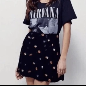 NUEVO CON ETIQUETAS Free People Minifalda Plisada Negra Estampado Floral Línea A Acampanada Talla 6 - Imagen 1 de 9
