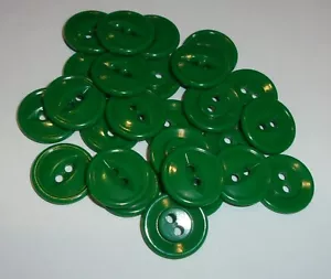 Set 26 bottoni in plastica dura VERDE FORESTA SCURA 3/4 pollici 2 fori NUOVI - Foto 1 di 3