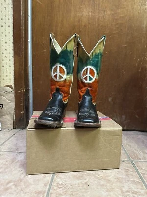 Anderson Bean, signo de la paz, tops teñidos con corbata Foto 1 de 4