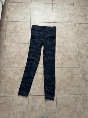 Nuevo Sin Etiquetas Spanx Look At Me Now Leggings Sin Costuras Negro Estampado Camuflaje Grande Foto 1 de 3
