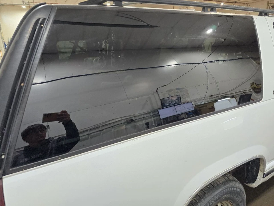 Cuarto de vidrio derecho pasajero con tinte de privacidad para 92-99 SUBURBAN 1500 645379 Foto 1 de 4