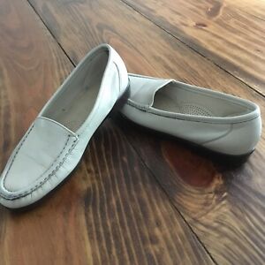 SAS Simplify Womens Size 7.5 Ivory Leather Slip-on Loafers Free Shipping