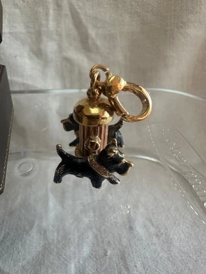 Juicy Couture YORKIE подвеска 2 SCOTTIES SCOTTYS HYDRANT YJRU0376 никогда не носили в коробке - Изображение 1 из 4