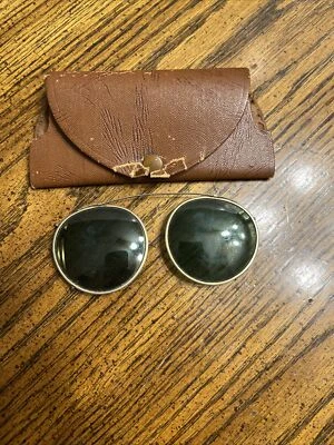 Gafas de sol antiguas de metal con clip óptico americano de colección de los años 30 lentes verdes con estuche Foto 1 de 4