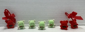 Vintage 1" Diorama Miniatur beflockte Teddybären grüne & rote Bären 1980er Taiwan - Bild 1 von 4