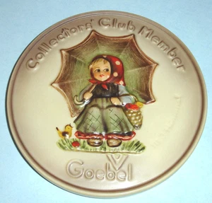 Goebel Hum 690 Smiling Through Umbrella Girl 5.75" PLAQUE Club '78 Special Edt.2 - Imagen 1 de 3
