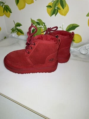 Botas de pele de camurça vermelha samba UGG Neumel II infantil tamanho 9 - Imagem 1 de 4