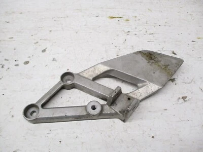 Honda CBR 600 F2 1991-1994 usado soporte estribo izquierdo montaje 50700-MV9-000 Foto 1 de 3