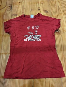 Camiseta "Estoy aprendiendo y necesito practicar" Port & Company anillo hilado roja talla m - Imagen 1 de 7