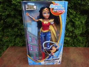 DC Comics Super Hero Girls Wonder Woman 18" Action Pose Doll di Jakks (2017) NUOVO - Foto 1 di 15