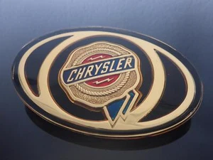 1x NEU Chrysler Grille Emblem Black+Gold Emblem Schriftzug Logo Mopar 04805157 - Bild 1 von 3