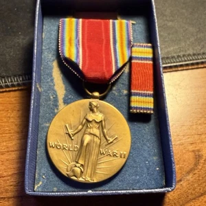 VINTAGE UNITED STATES WORLD WAR II CAMPAIGN AND SERVICES VICTORY MEDAL W/ RIBBON - Picture 1 of 4