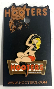 BALTIMORE, MD - HOOTERS SEXY COWGIRL WITH COWBOY HAT SITTING ON SIGN LAPEL PIN - Picture 1 of 2