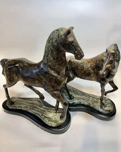 A PAIR OF ORIGINAL HORSES BRONZE SCULPTURE WOODEN BASE FIGURINE HOME DECOR GIFT - Picture 1 of 12