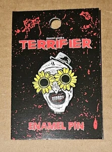 Damien Leone's Terrifier Art the Clown Wearing Sunflower Sunglasses Enamel Pin - Imagen 1 de 2