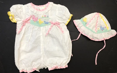 Nuevo Vintage 2 piezas. Bebé Niñas Blanco Seersucker Mameluco y Sombrero Talla 3-6 Meses Foto 1 de 4