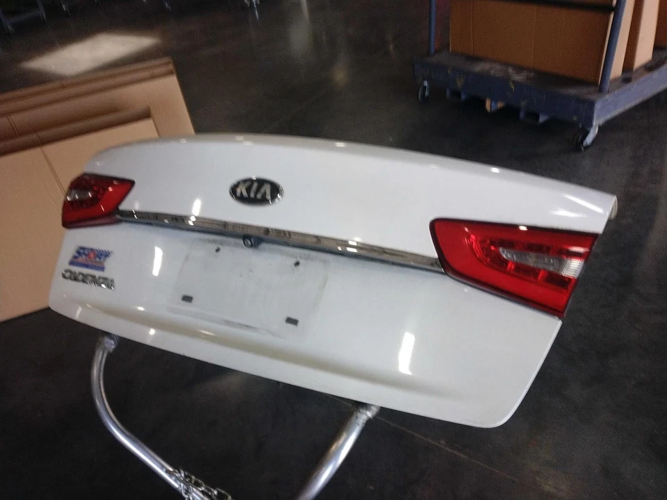 Tapa de cubierta usada se adapta a: cámara de visión trasera Kia Cadenza 2015 sin vista envolvente grado A Foto 1 de 4