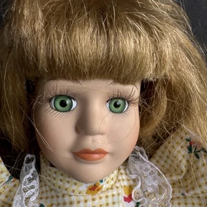 Muñeca de porcelana Heritage Mint 1997 en estuche baúl con vestido extra y papeles - Imagen 1 de 21