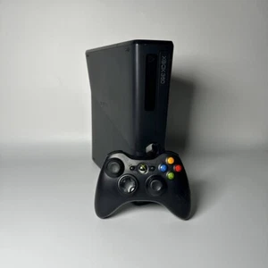 Console Xbox 360 SLIM S 250GB COMPLETA di CAVI e CONTROLLER - Foto 1 di 12