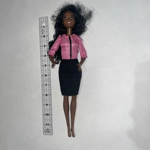 Barbie Future Leader con cabello castaño afroamericana - Imagen 1 de 5