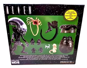 Mezco Designers Series Deluxe MDS Alien Hostile Xenomorph - NEW - Picture 1 of 8