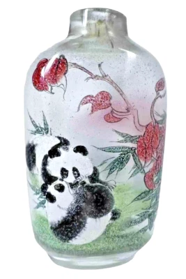 Botella de tabaco de vidrio pintada al revés vintage que representa pandas juguetones Foto 1 de 4