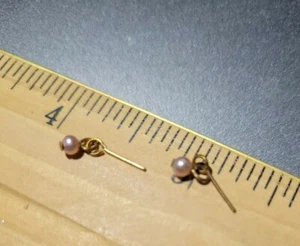 ¡Para tu muñeca! PEQUEÑOS Pendientes colgantes vintage de perlas rosadas #300 - Imagen 1 de 2