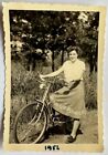 oryginalny. Zdjęcie dziewczyny rower damski około 1950 roku
