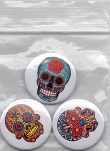 Juego de 3 insignias de calaveras de azúcar 3 x 25 mm/1" insignias/pines de botón Reino Unido y GB - Imagen 1 de 1