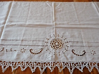 Linge ancien Dessus de meuble ou étagère en coton fin blanc et dentelle - Photo 1/4