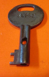 Antike CORBIN Dampfer Truhe Truhe OFFENES FASS SKELETT Schlüssel VINTAGE # SW238 - Bild 1 von 2