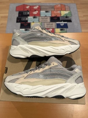 Talla 8.5 - Zapatillas Adidas Yeezy Boost 700 V2 Blanco Crema GY7924 Foto 1 de 4