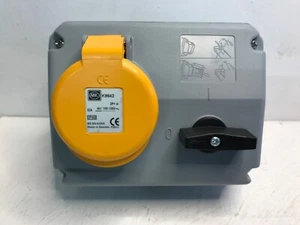 MK K9642 Interruptor Enchufe Horizontal Entrelazado - 32A 100-130V, Amarillo (83) - Imagen 1 de 2