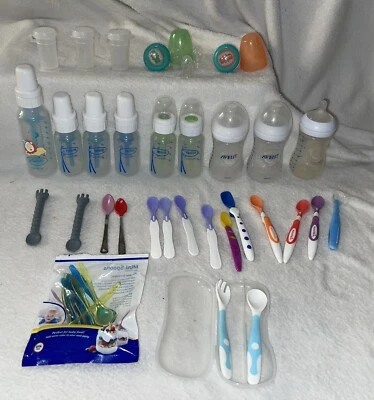 Lote de botellas Dr Brown & Avent con utensilios de rian y rosa y alimentador de alimentos frescos Foto 1 de 4